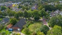 Karakteristieke boerderij in woonwijk (Haren - Gr)