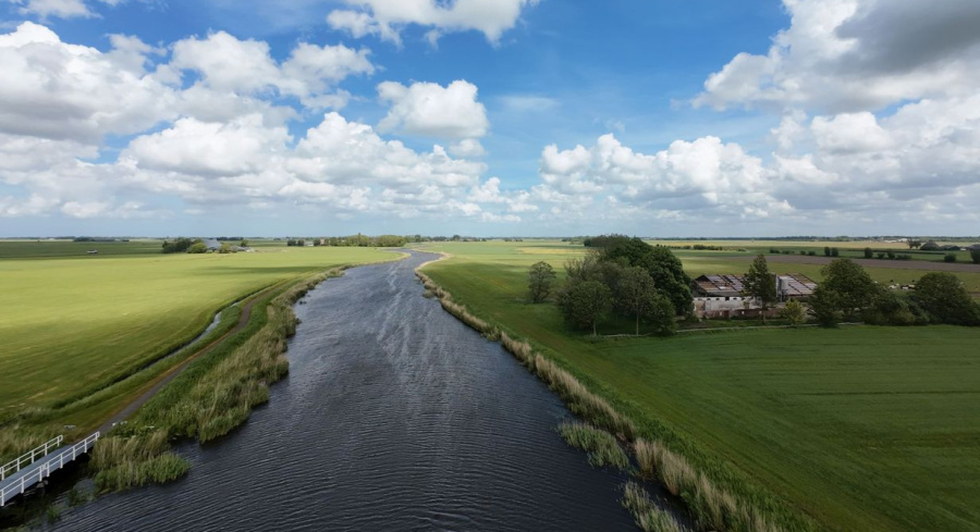 Rinsumageast: bouwkavel van ca. 23.597 m2 aan het water 