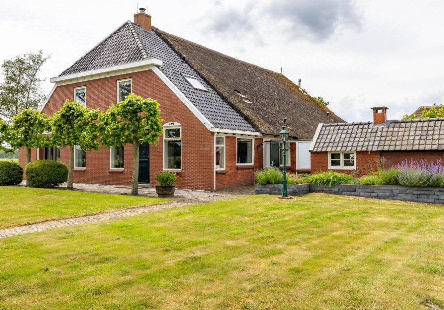 Woonboerderij met diverse bijgebouwen op perceel van maar liefst 9.915 m2 in Annen