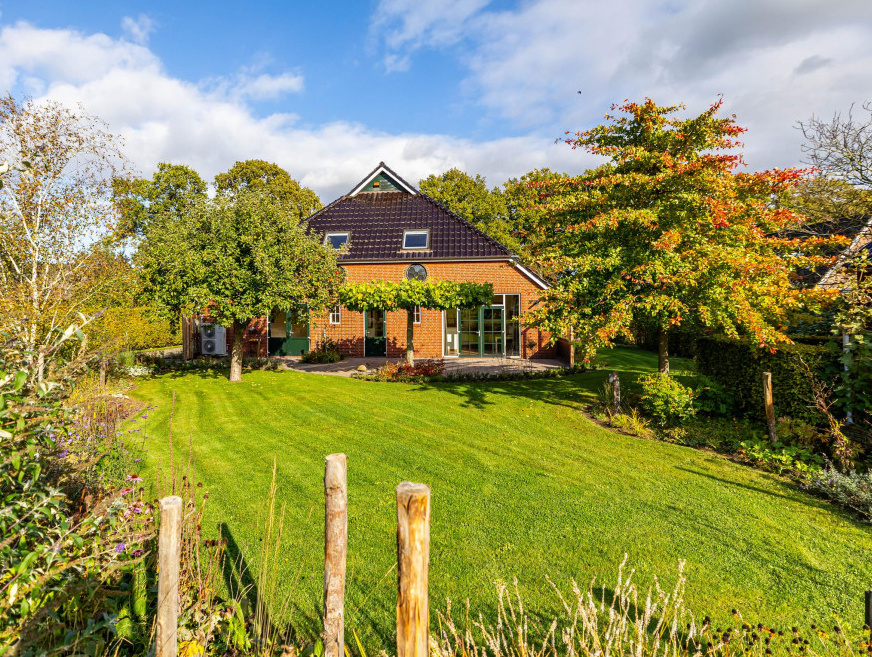 Half vrijstaande, royale boerderijwoning  in Noorlaren 